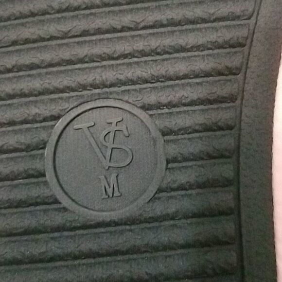 VICTORIA'S Secret 2piece Satin Spa slipper set NEW - Picture 6 of 8